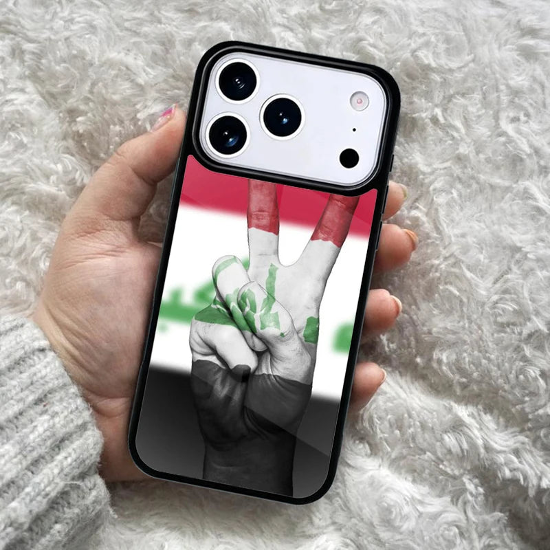 غطاء هاتف يحمل علم العراق، متوافق مع أجهزة iPhone 17 Air و16 و15 و14 Plus و13 و12 و11 Pro Max، تصميم مقاوم للصدمات مع حواف حماية (Bumper)، يوفر حما