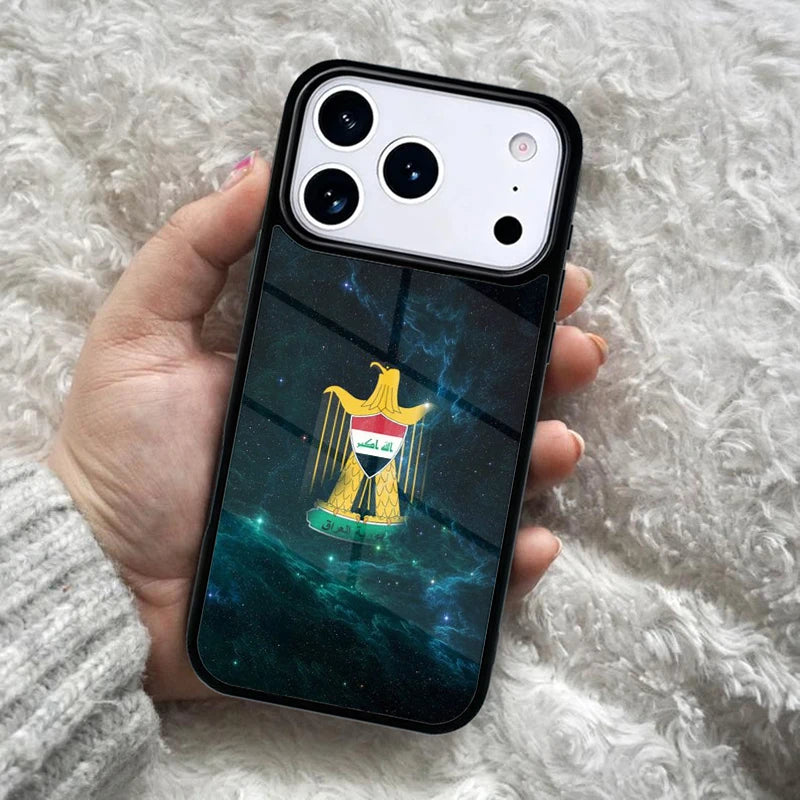 غطاء هاتف يحمل علم العراق، متوافق مع أجهزة iPhone 17 Air و16 و15 و14 Plus و13 و12 و11 Pro Max، تصميم مقاوم للصدمات مع حواف حماية (Bumper)، يوفر حما