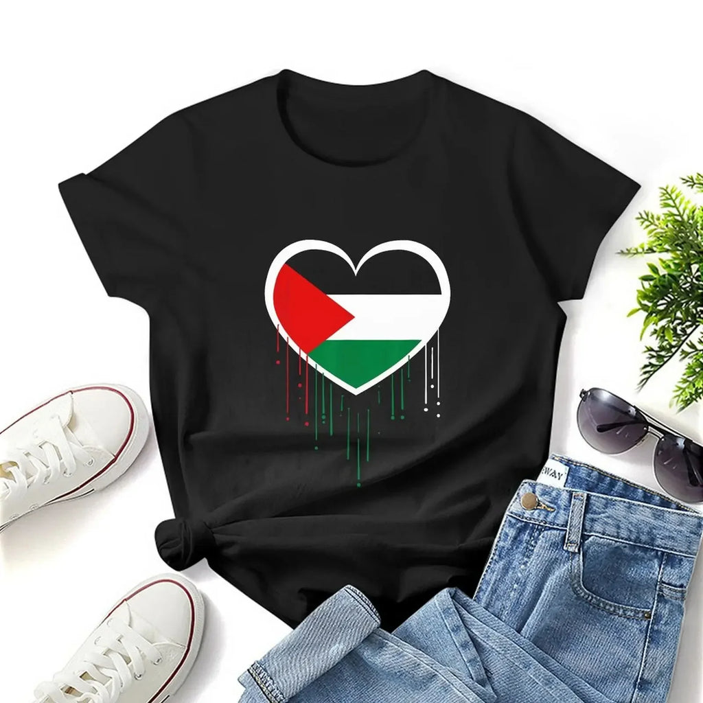 تيشيرت بطباعة عالية الجودة لعلم فلسطين مع تصميم قلب يعبّر عن الفخر بالتراث الفلسطيني، تيشيرت برسمة مميزة، كاجوال بأكمام قص