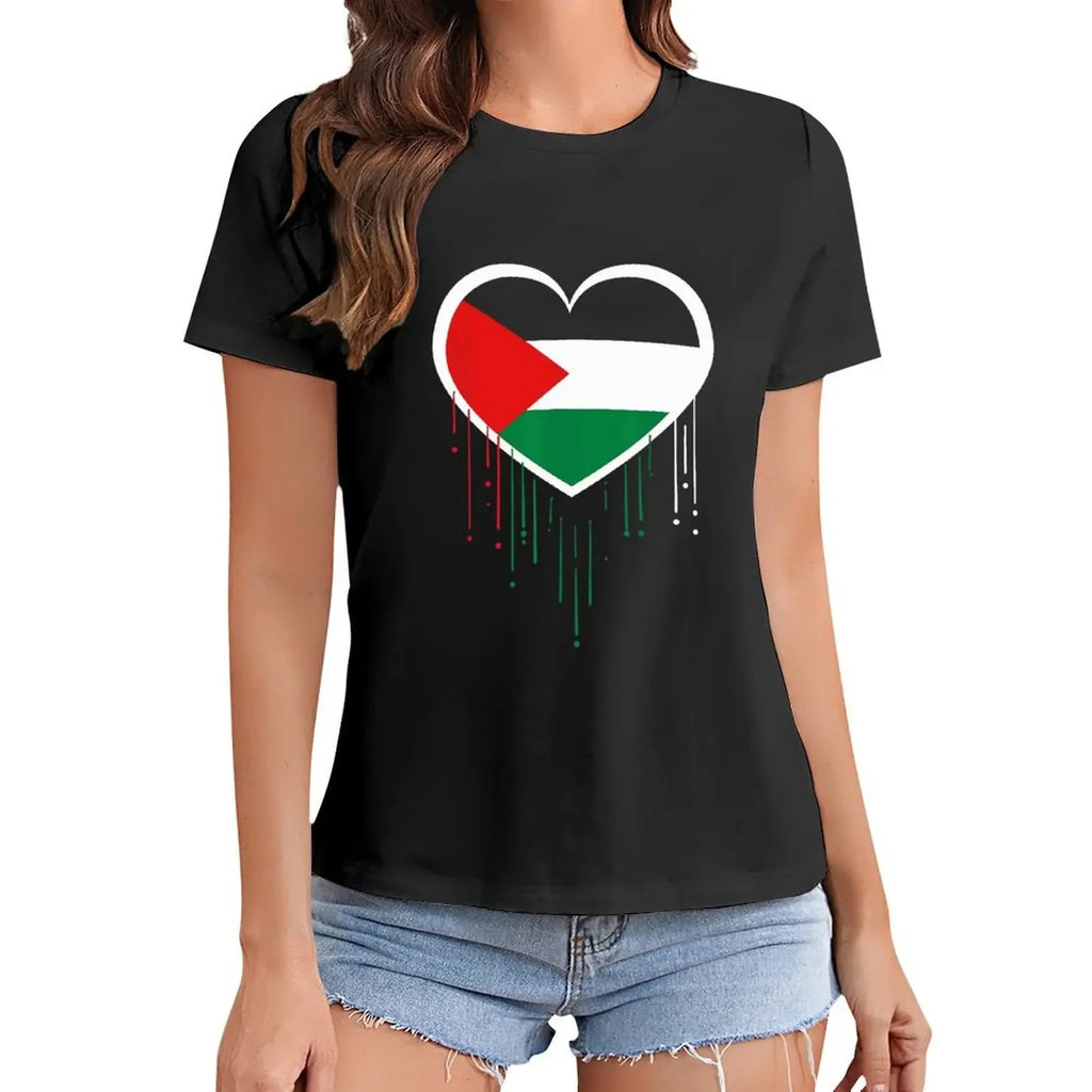 تيشيرت بطباعة عالية الجودة لعلم فلسطين مع تصميم قلب يعبّر عن الفخر بالتراث الفلسطيني، تيشيرت برسمة مميزة، كاجوال بأكمام قص